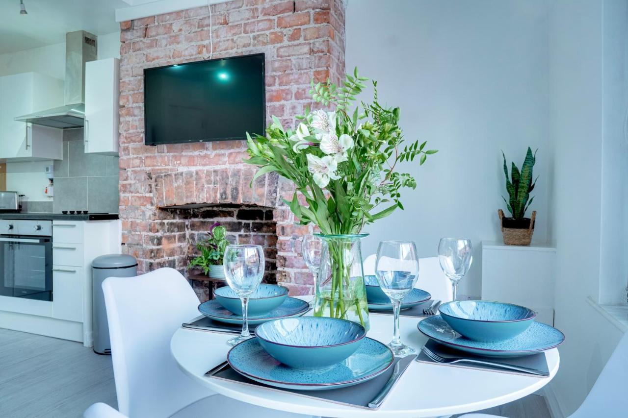 Modern 2 Bedroom Flat - 15 Minutes To Liverpool Birkenhead Exterior photo
